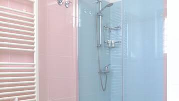 Douche, sĂšche-cheveux, bidet, serviettes fournies