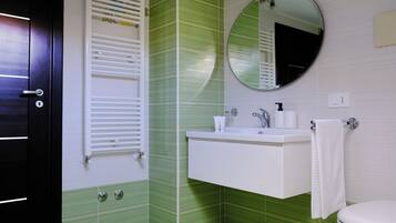 Douche, sĂšche-cheveux, bidet, serviettes fournies