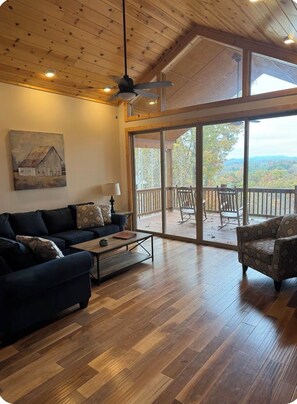 Living area - Lookout Lodge 4-BR pet friendly cabin in Murphy with beautiful mountain views! (Murphy)