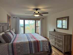 4 bedrooms, iron/ironing board, Internet, bed sheets - Lookout Lodge 4-BR pet friendly cabin in Murphy with beautiful mountain views! (Murphy)