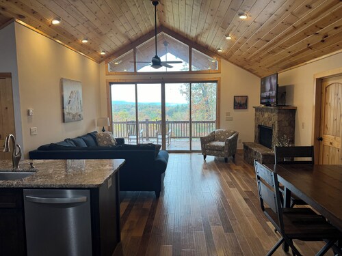 Lookout Lodge 4-BR pet friendly cabin in Murphy with beautiful mountain views!