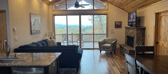 Lookout Lodge 4-BR pet friendly cabin in Murphy with beautiful mountain views!