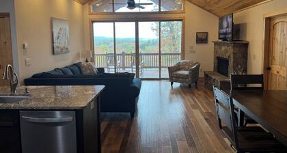 Lookout Lodge 4-BR pet friendly cabin in Murphy with beautiful mountain views!