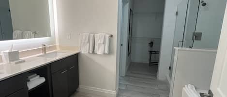 Toallas, jabón, papel de baño