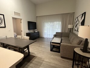 Living area - Close to Disney! 3-bedroom hotel in tranquil Winter Garden. (Winter Garden)