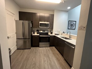 Private kitchen - Close to Disney! 3-bedroom hotel in tranquil Winter Garden. (Winter Garden)