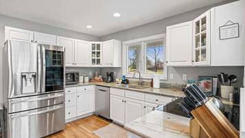 Køleskab, mikrobølgeovn, ovn, kogeplade