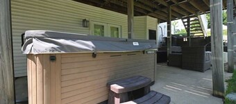 Country Home with Hot Tub, Fire Pit, for 10 Guests!