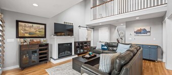 Country Home with Hot Tub, Fire Pit, for 10 Guests!