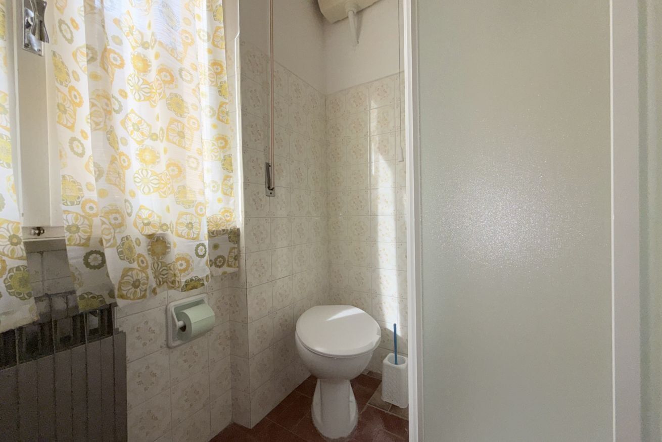 Shower, bidet, towels