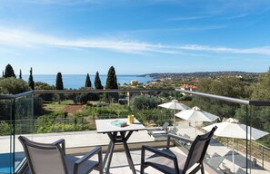 Outdoor dining - Stylish Contemporary Villa with Sea Views near Trapezaki and Beaches (Kefalonia)