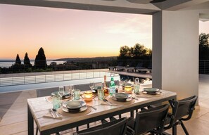 Outdoor dining - Stylish Contemporary Villa with Sea Views near Trapezaki and Beaches (Kefalonia)
