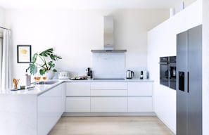 Fridge, microwave, oven, stovetop - Secluded Villa with Private Pool, Jacuzzi & Stunning Sea Views (Kassiopi)