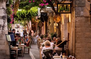 Outdoor dining - White Oak Tree Villa (Rethymno)