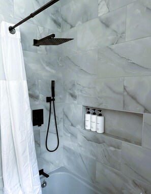 Sèche-cheveux, bidet, serviettes fournies, savon