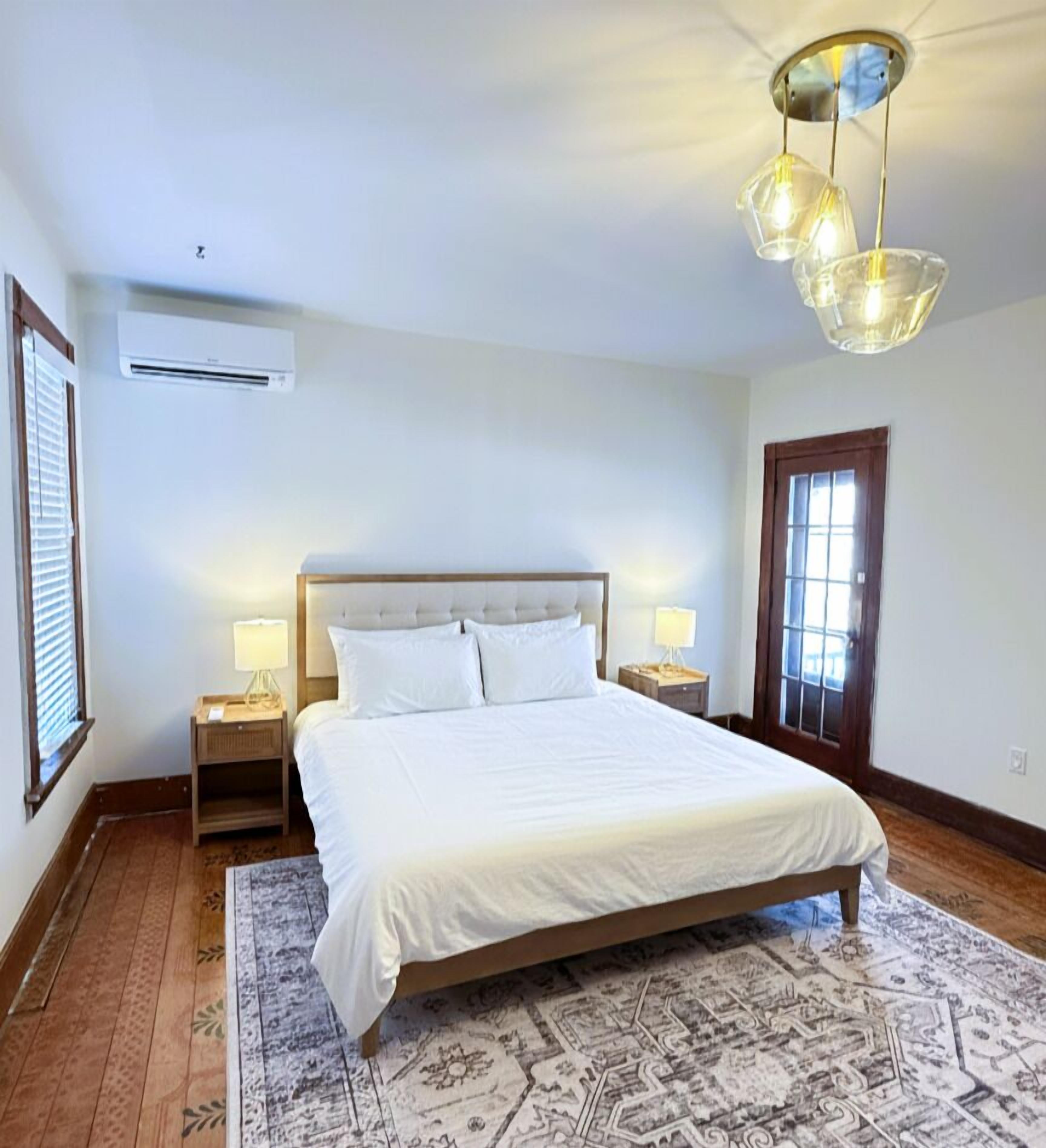 Escritorio, tabla de planchar con plancha, wifi gratis y ropa de cama 