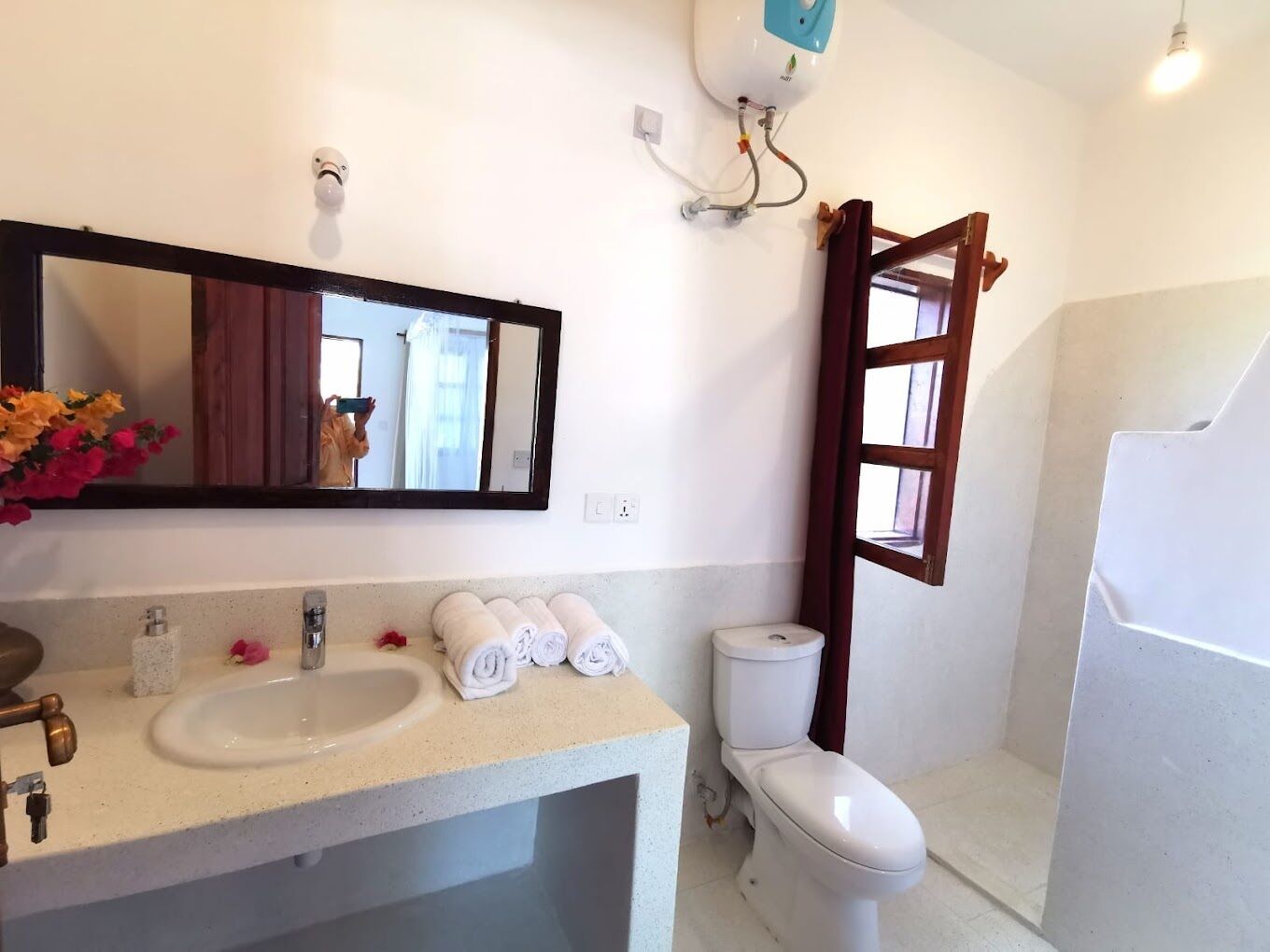 Deluxe Twin Room | Bathroom | Shower, slippers, towels, soap