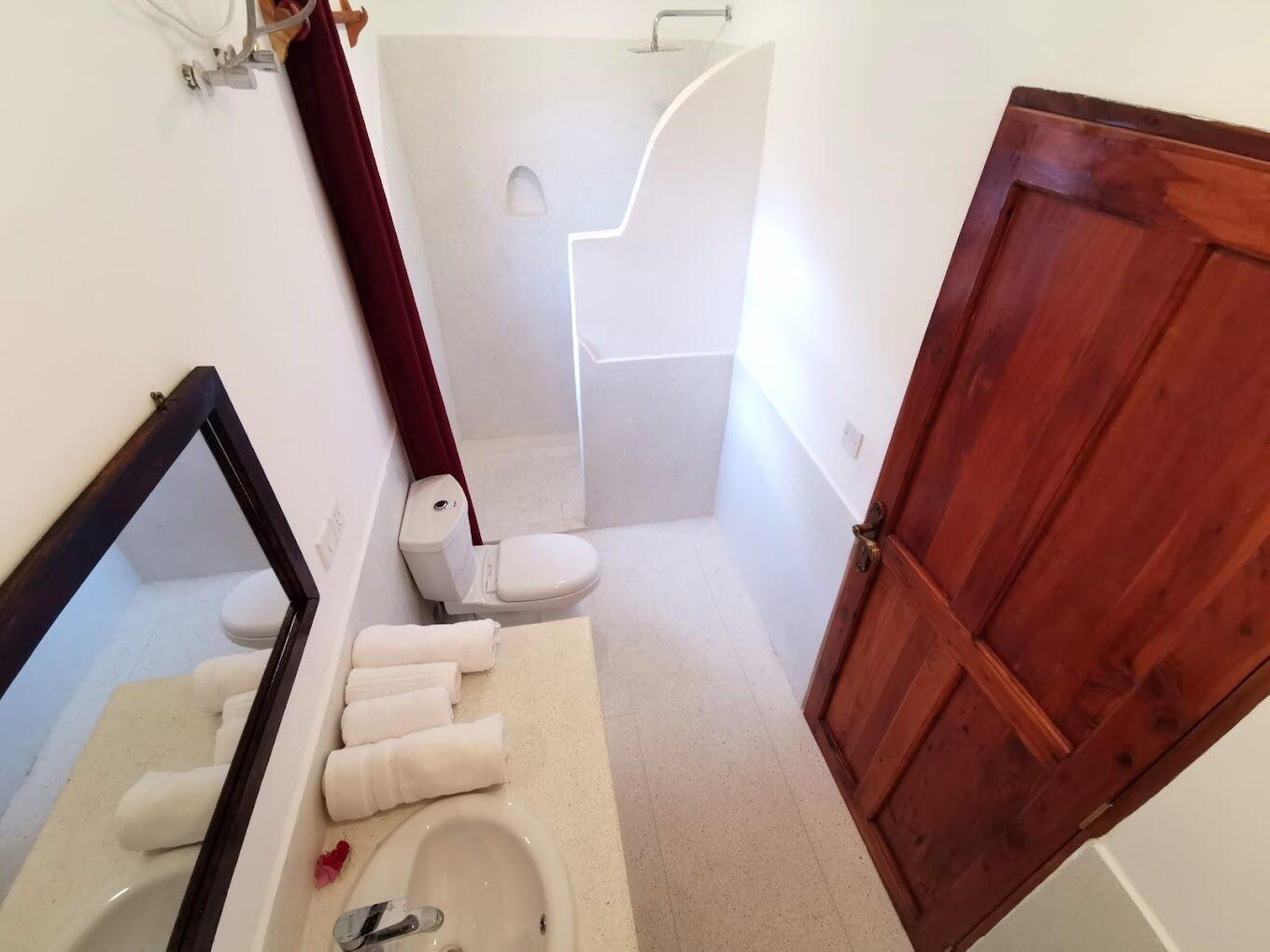 デラックス ツインルーム | バスルーム | シャワー、スリッパ、タオル、石鹸