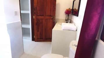 Quarto duplo luxo | Banheiro | Chuveiro, chinelos, toalhas de banho, sabonete