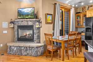 Dining - Estes Park Condo | 2 Kings | Near RMNP | ADA Friendly (Estes Park)