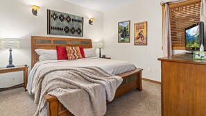 2 bedrooms, iron/ironing board, travel cot, WiFi - Estes Park Condo | 2 Kings | Near RMNP | ADA Friendly (Estes Park)