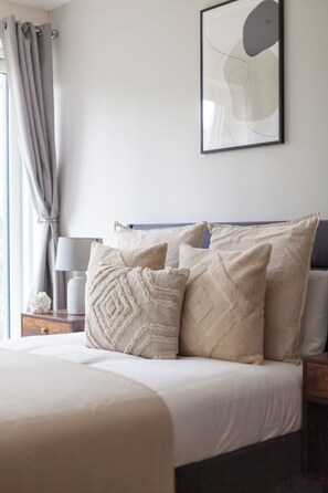 2 bedrooms, iron/ironing board, WiFi, bed sheets - Riverside Serviced Apartment Woolwich SE18 (London)
