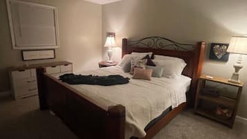 Tabla de planchar con plancha, internet y ropa de cama