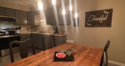 Charming 2BR Townhome - Close to Fort Leonard Wood & Downtown Waynesville