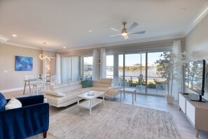 Smart TV - Chic Coastal Apt w/ Lake Views & Stunning Sunsets (Naples)