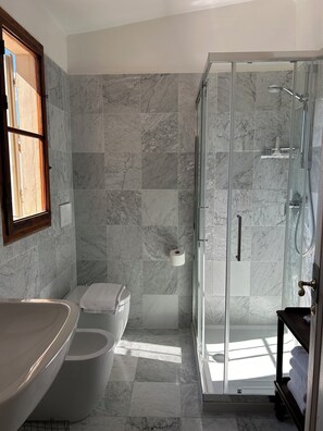 Douche, sèche-cheveux, bidet, serviettes fournies