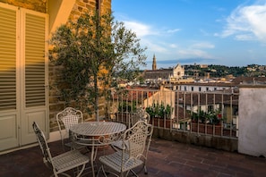 Outdoor dining - DUOMO, TOWER, SPECTACULAR VIEW: "THE DONATI TOWER'S TERRACE" 5th floor w/lift (Firenze)