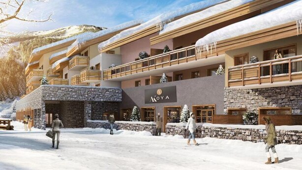 Un hôtel à la façade en pierre, doté de nombreux balcons et d’une enseigne indiquant le nom « Aoya ».