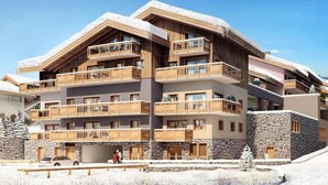 Un hôtel à plusieurs étages, doté de balcons en bois et de façades en pierre.