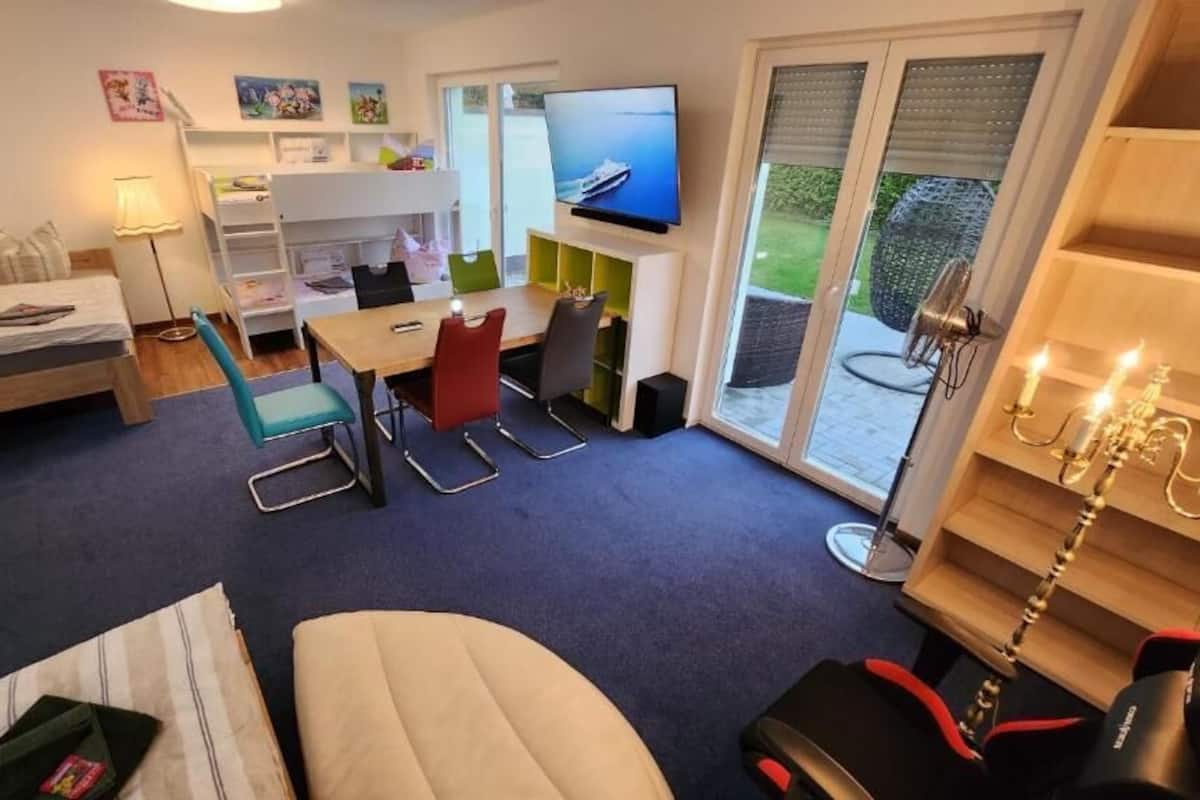 Familjerum för fyra - utsikt mot trädgården | Ljudisolering, strykjärn/strykbräda och gratis wi-fi