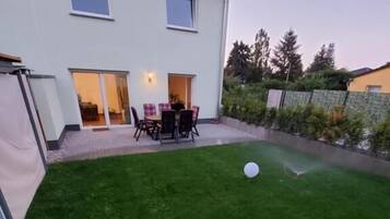 Nhà tiện nghi đơn giản, quang cảnh vườn | Khu ẩm thực ngoài trời