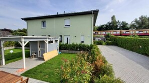 Casa Confort, vista al jardín | Restaurante al aire libre