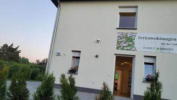 Nhà tiện nghi đơn giản, quang cảnh vườn | Ngoại thất