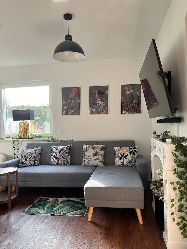Comfort House, 3 Bedrooms, Garden View | Living area