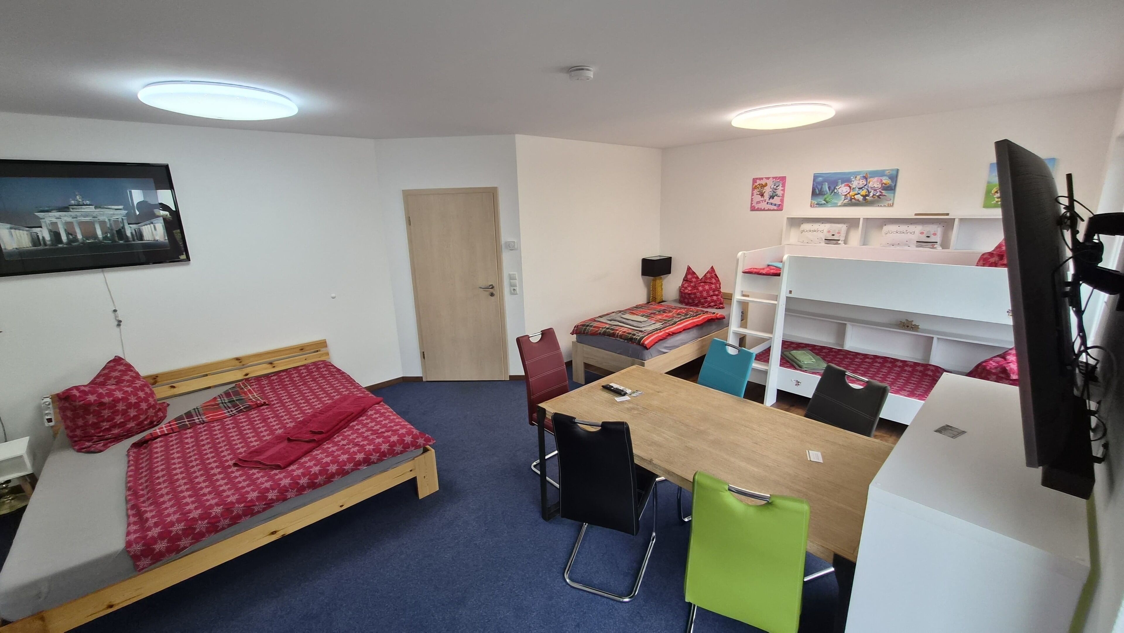 Habitación cuádruple familiar, vista al jardín | Insonorización, tabla de planchar con plancha y wifi gratis 