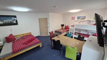 Habitación cuádruple familiar, vista al jardín | Insonorización, tabla de planchar con plancha y wifi gratis