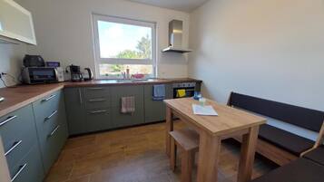 Nhà tiện nghi đơn giản, quang cảnh vườn | Bếp riêng