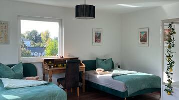 Hus – comfort, 3 soverom, hageutsikt | Lydisolert, strykejern/-brett og wi-fi (inkludert)