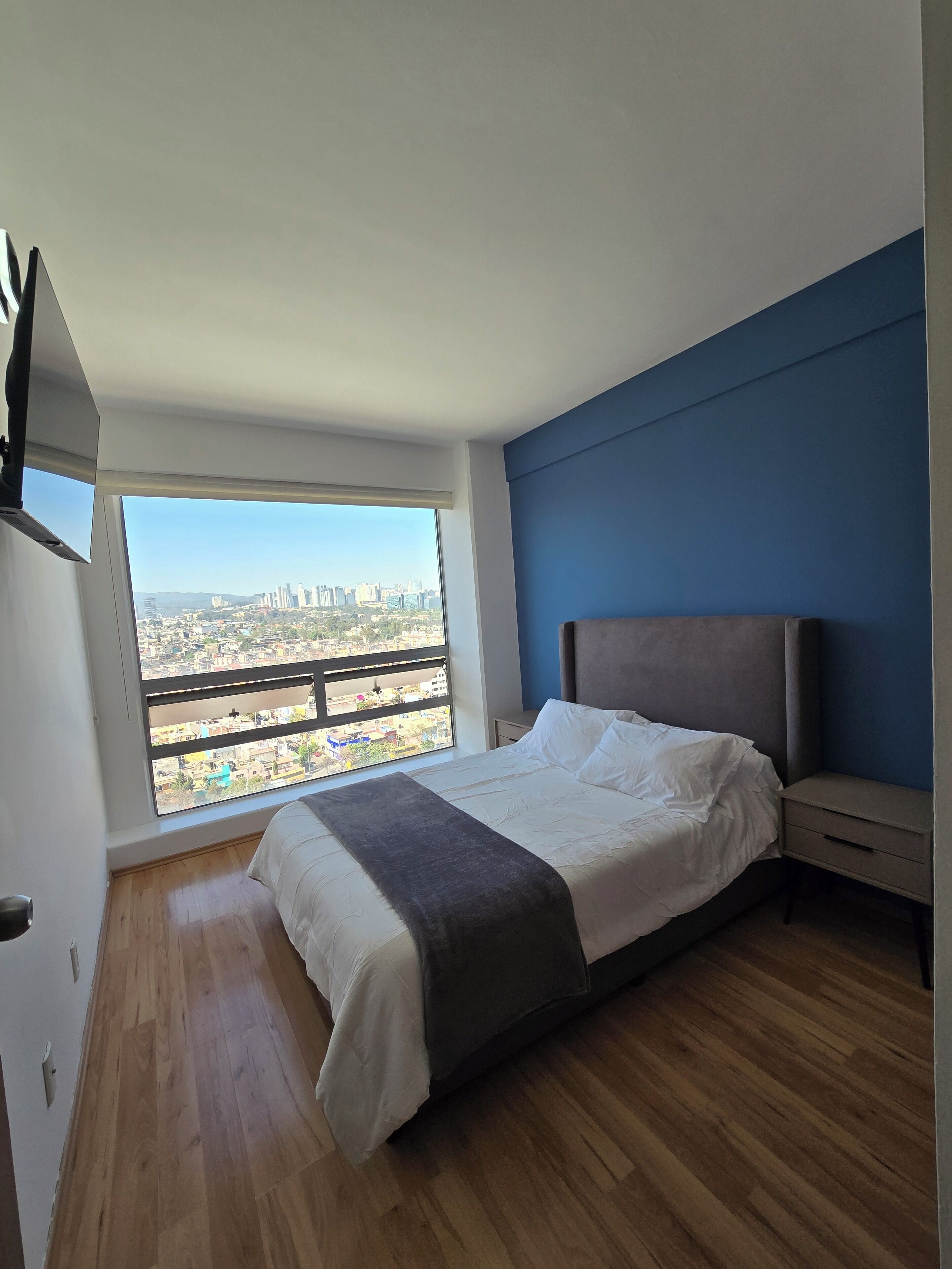 Escritorio, tabla de planchar con plancha, wifi gratis y ropa de cama 