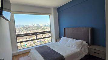 Escritorio, tabla de planchar con plancha, wifi gratis y ropa de cama