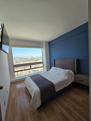 Escritorio, tabla de planchar con plancha, wifi gratis y ropa de cama 