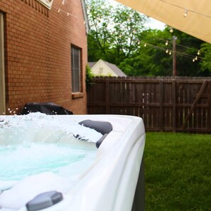 Outdoor spa tub - Welcome to our Cozy Kennedy Cottage! (Tyler)