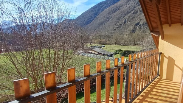 A balcony with a wooden railing overlooking a valley with mountains in the background. - 4-bedroom villa, nature, quiet, panoramic mountain views (Salles-et-Pratviel (31110))