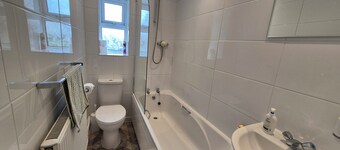 Spacious apartment 5 mins from Clifton and M5
