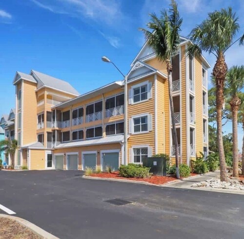 Cozy Studio with pool 1 mile from the beach & walking distance to restaurants. 