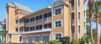 Cozy Studio with pool 1 mile from the beach & walking distance to restaurants. 